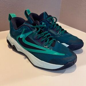 Nike Giannis Green Basketball shoes size 6